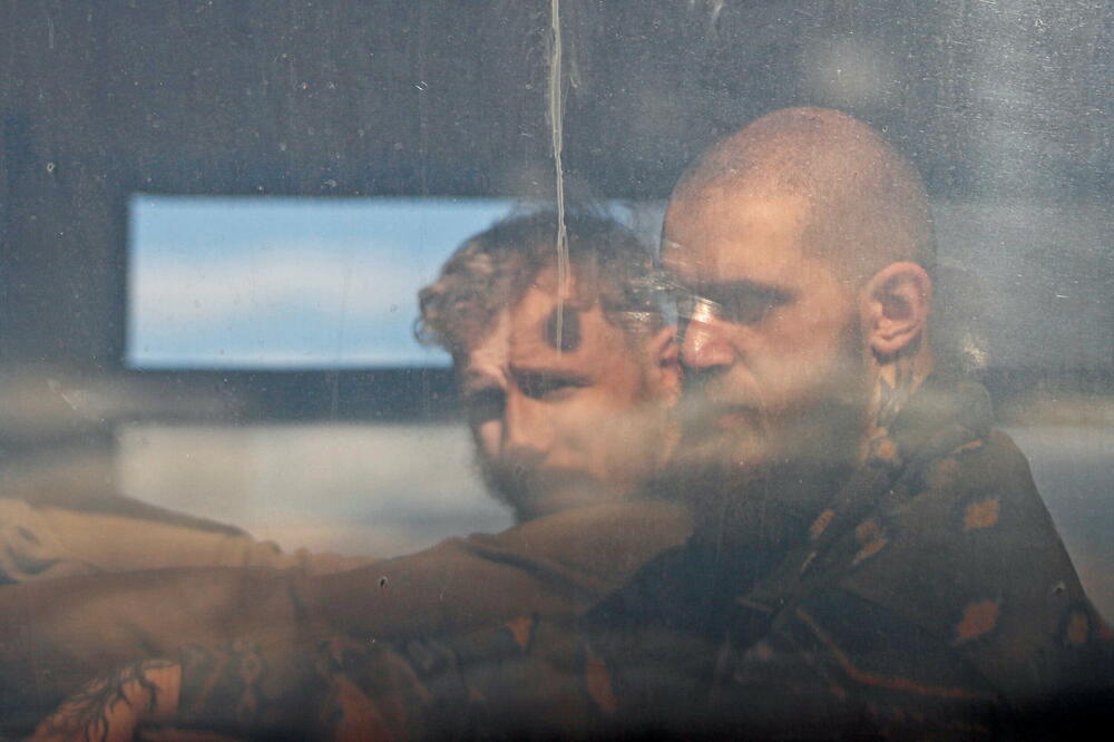 Pripadnici ukrajinskih snaga iz Azovstala u autobusu pod pratnjom proruske vojske u Mariupolju, 17. maj 2022., Foto: Reuters