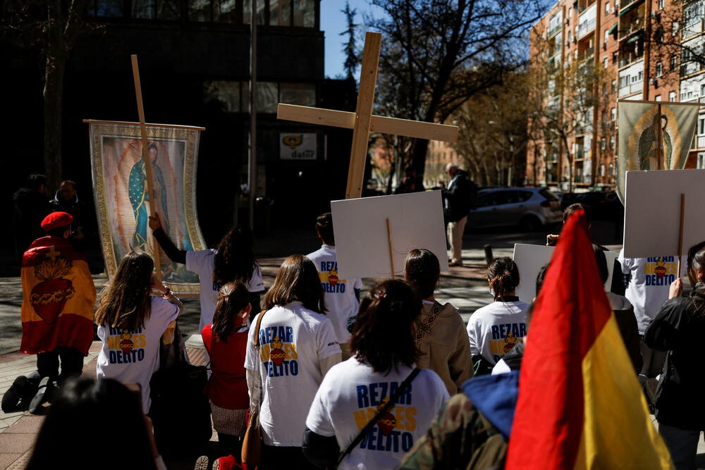 Protivnici abortusa ispred jedne privatne klinike u Madridu u aprilu 2022.