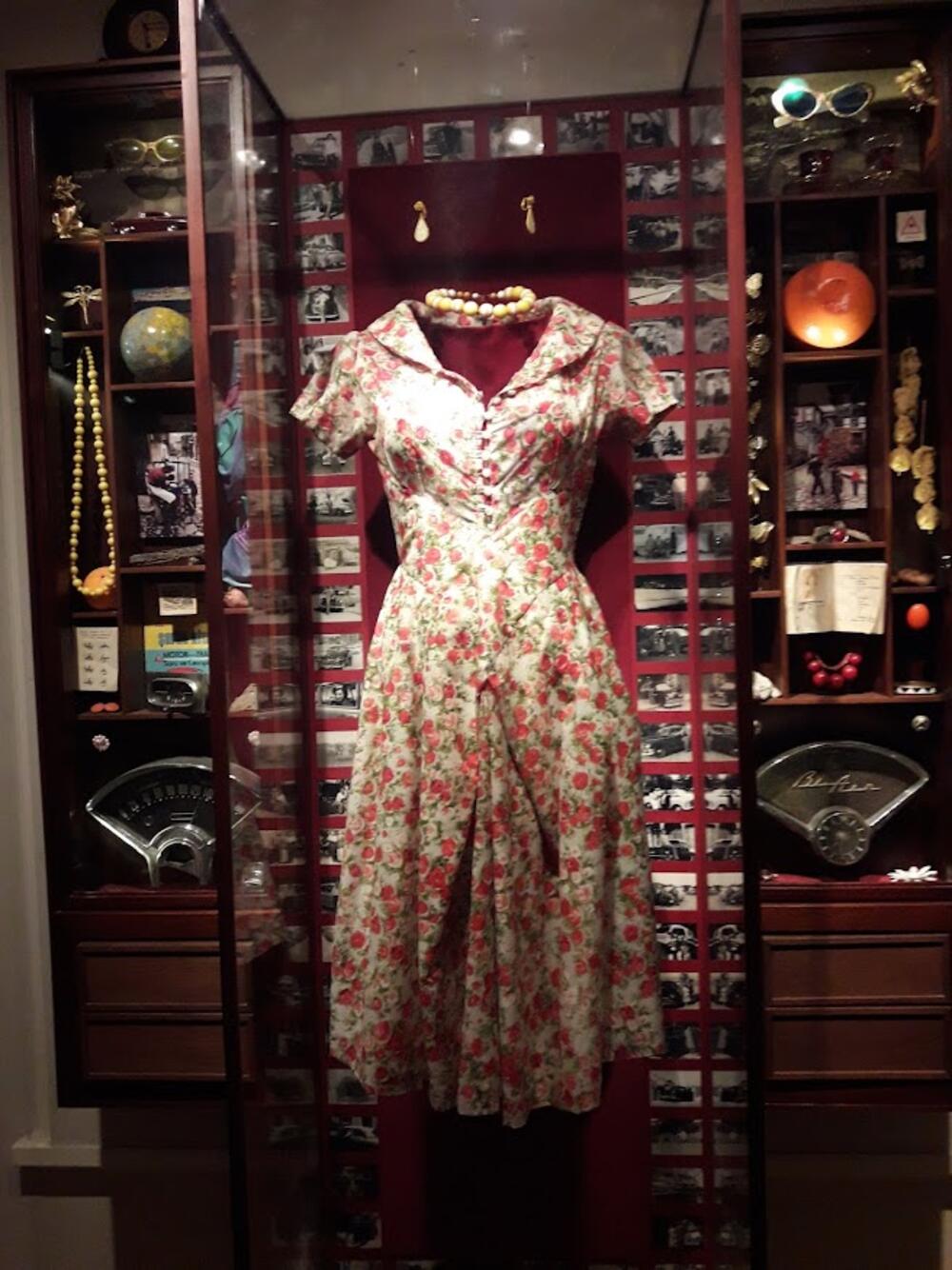 Čuvena Fusunina haljina izložena u vitrini Muzeja nevinosti