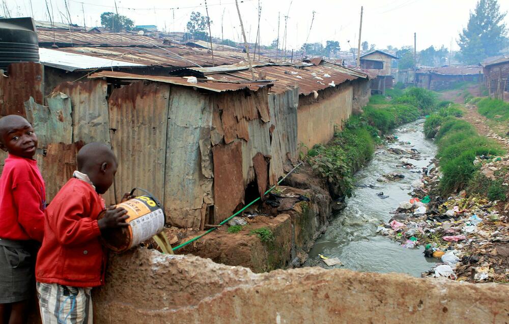 Djeca odlažu sanitarni otpad u potok u Najrobiju