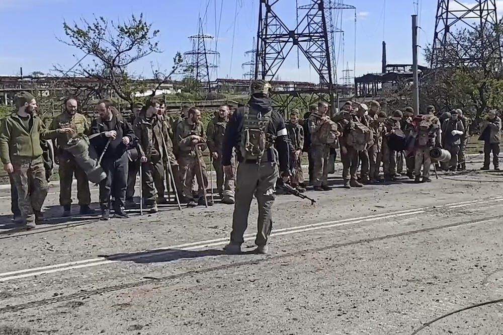 Ruski vojnik ispred Ukrajinaca koji su izašli iz čeličane Azovstalj