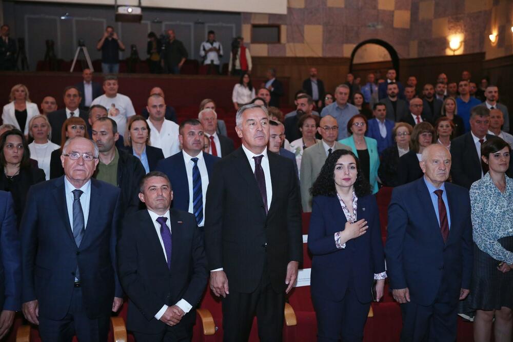 <p>"Nije moguće, niti je neophodno idealizovati istorijska dešavanja na balkanskom prostoru. I nismo danas ovdje da bismo raspravljali o razlozima značajnog smanjenja brojnosti crnogorske zajednice na Kosovu", rekao je Đukanović</p>