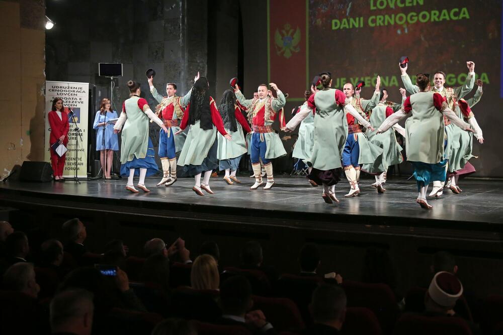 <p>"Nije moguće, niti je neophodno idealizovati istorijska dešavanja na balkanskom prostoru. I nismo danas ovdje da bismo raspravljali o razlozima značajnog smanjenja brojnosti crnogorske zajednice na Kosovu", rekao je Đukanović</p>