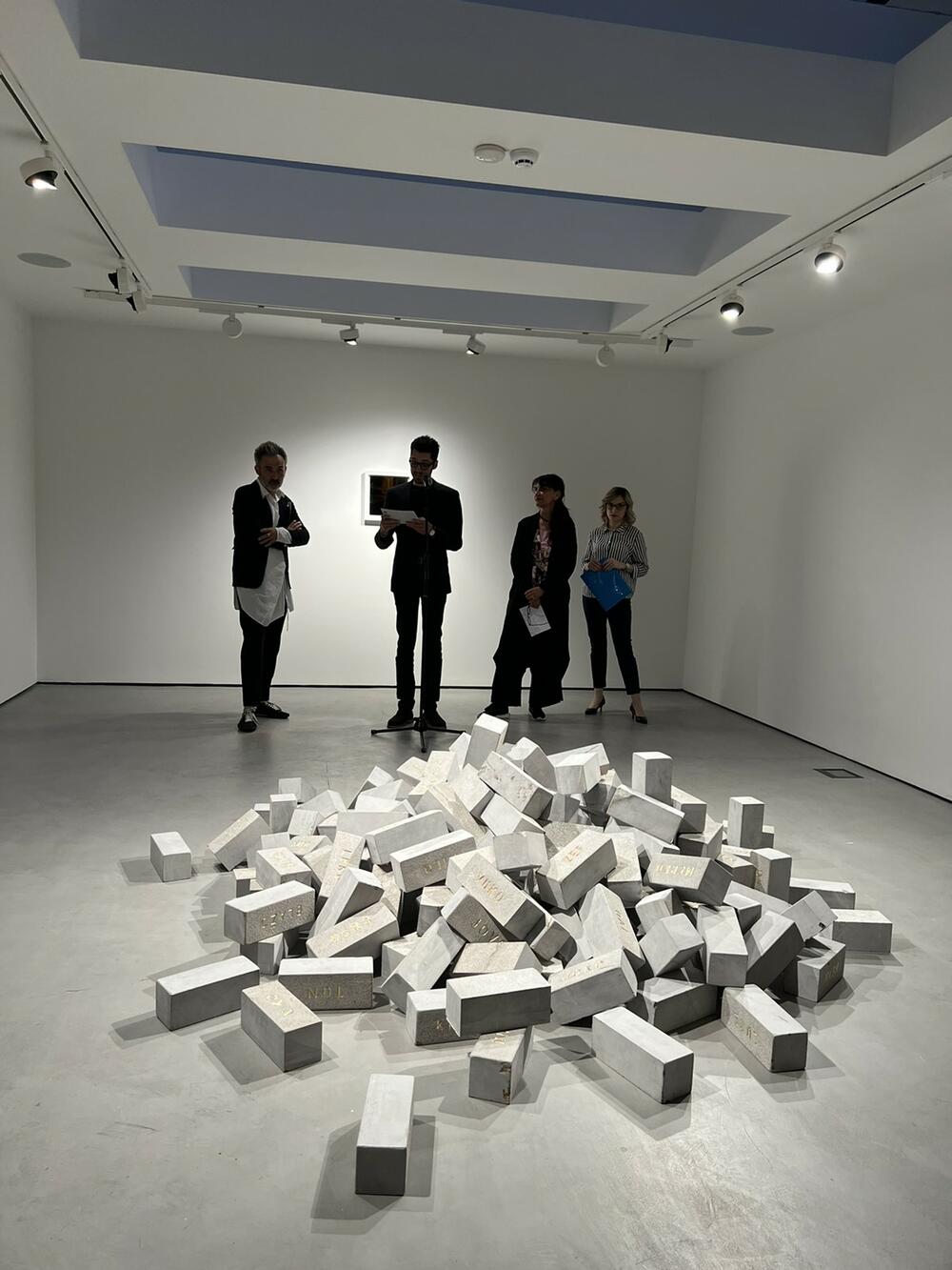 <p>Đuravčević živi u Bruklinu. Predstavljao je Crnu Goru na 56. Venecijanskom bijenalu umjetnosti</p>