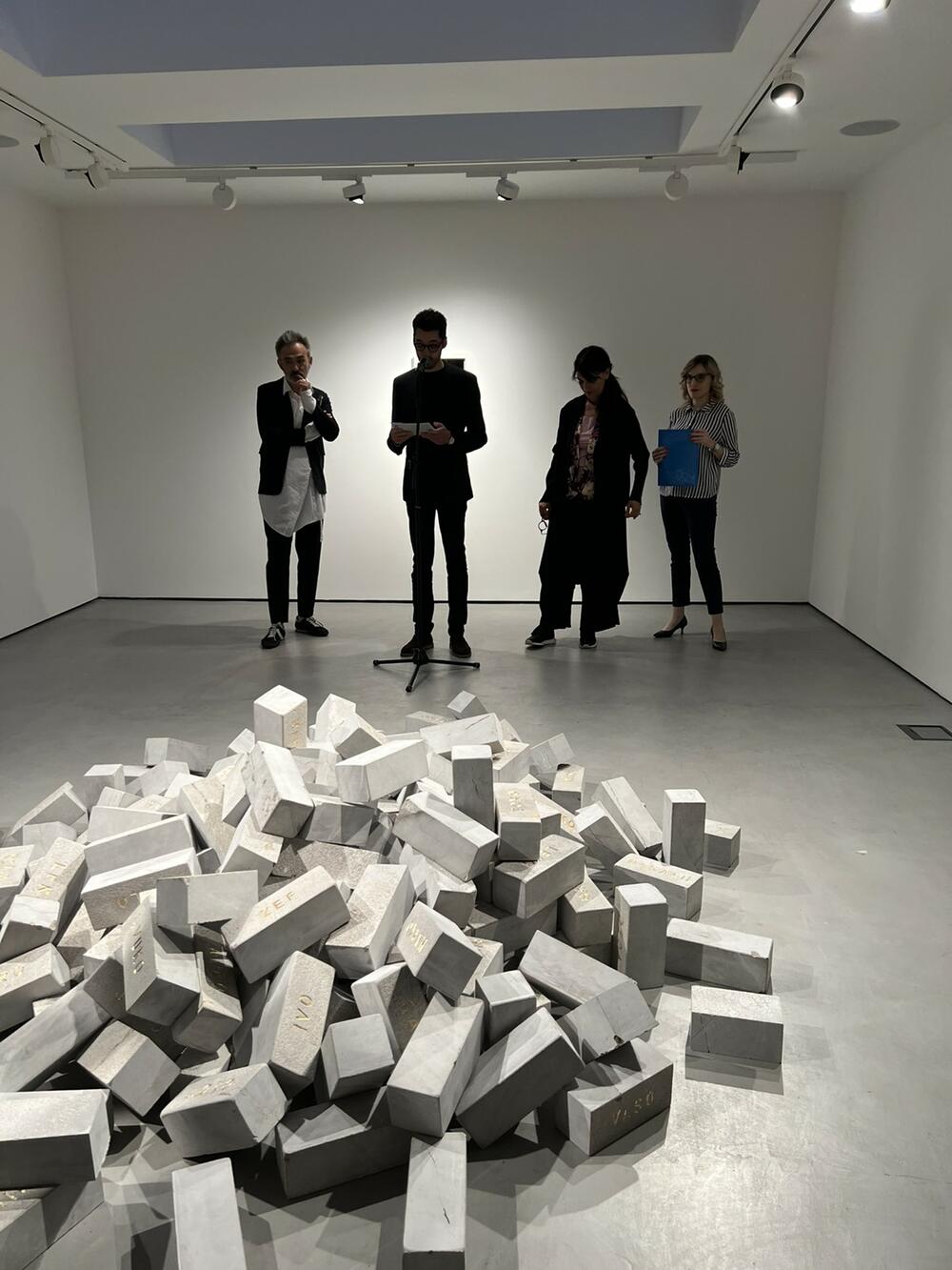 <p>Đuravčević živi u Bruklinu. Predstavljao je Crnu Goru na 56. Venecijanskom bijenalu umjetnosti</p>