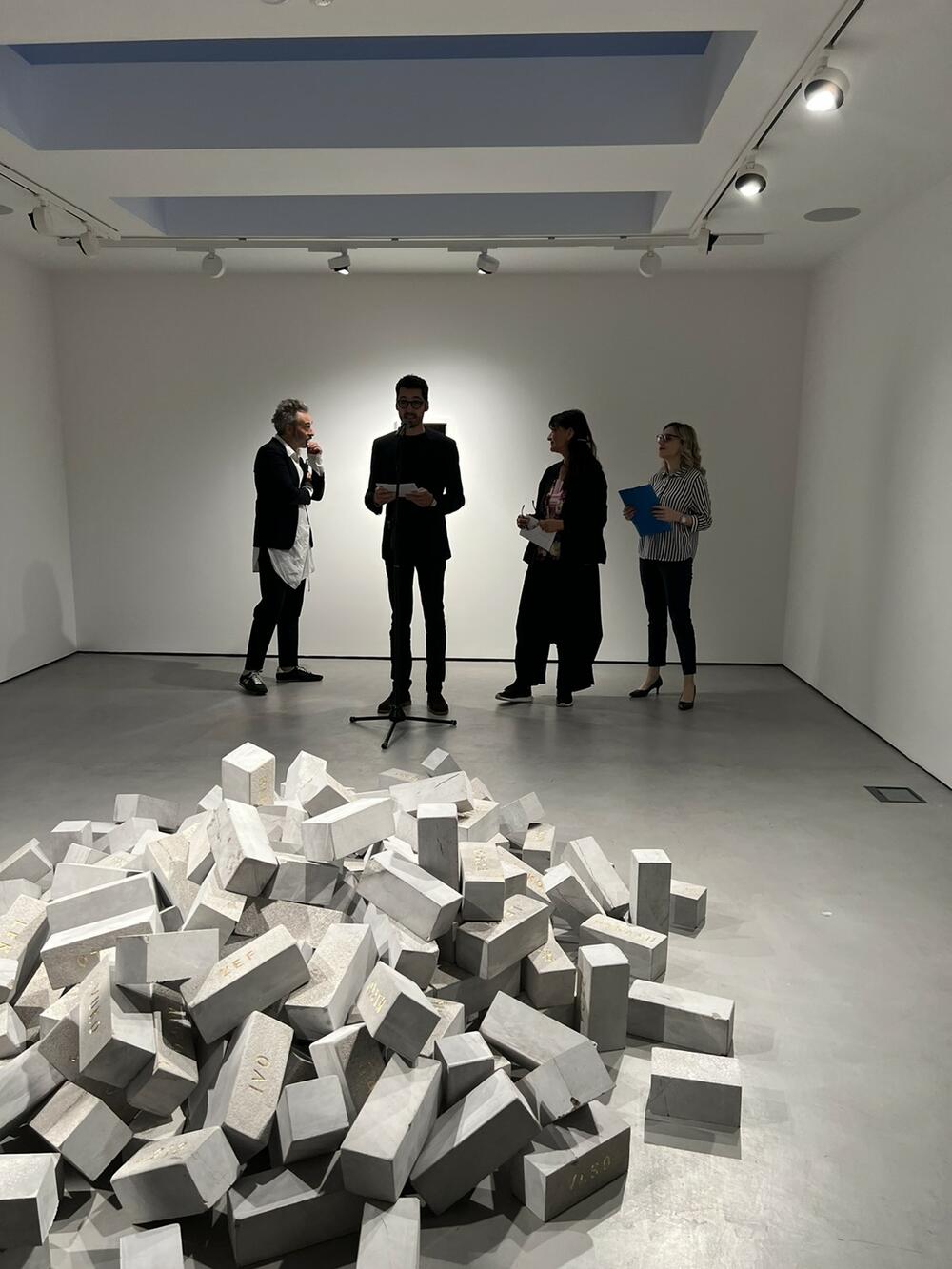 <p>Đuravčević živi u Bruklinu. Predstavljao je Crnu Goru na 56. Venecijanskom bijenalu umjetnosti</p>