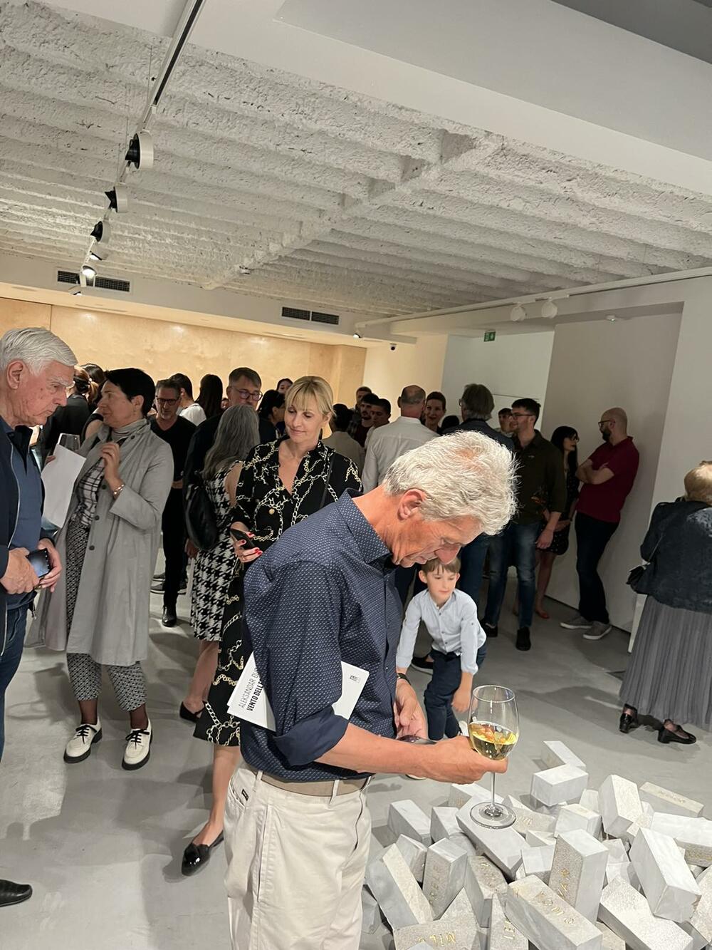 <p>Đuravčević živi u Bruklinu. Predstavljao je Crnu Goru na 56. Venecijanskom bijenalu umjetnosti</p>