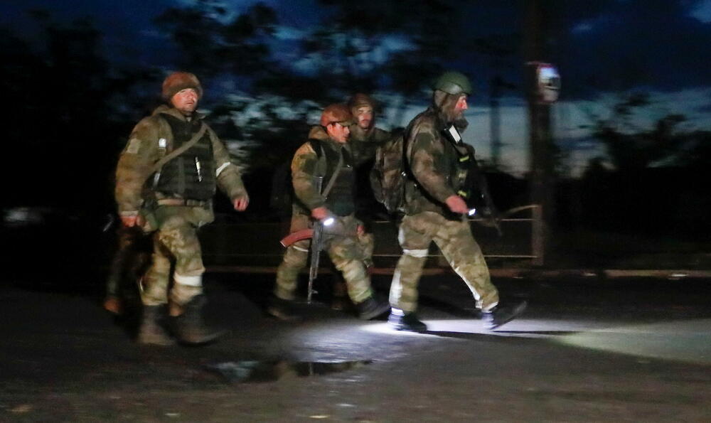 <p>Uveče 16. maja više od 260 vojnika, nekih od posljednjih branilaca velike čeličane Azovstal, odvedeno je na teritoriju koju sada kontroliše Rusija. Moskva kaže da se radi o predaji, a Ukrajina da je garnizon fabrike Azovstal uspješno završio svoju borbenu misiju i da se radi o herojima</p>