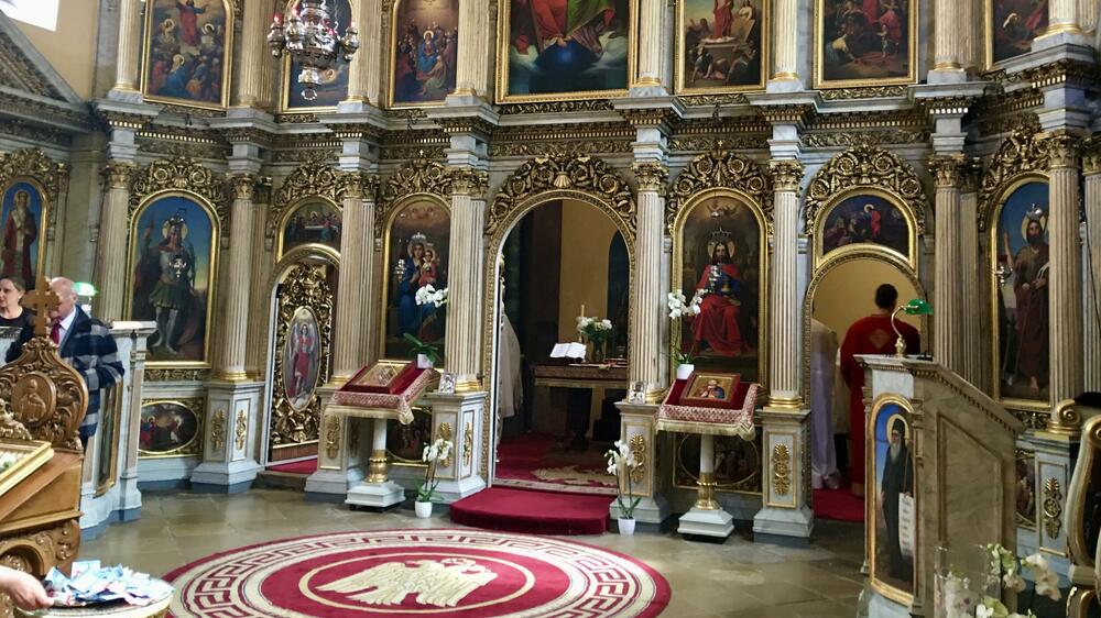 <p>To što posjetioci očekuju od Beča izdašnije nudi Pešta - bečke kafane svjetskog ranga. Raskošni bulevari, smjele građevine, mladenačke ulice, pijaca koja je građena kao katedralna crkva. Dunavski mostovi koji pričaju priče</p>