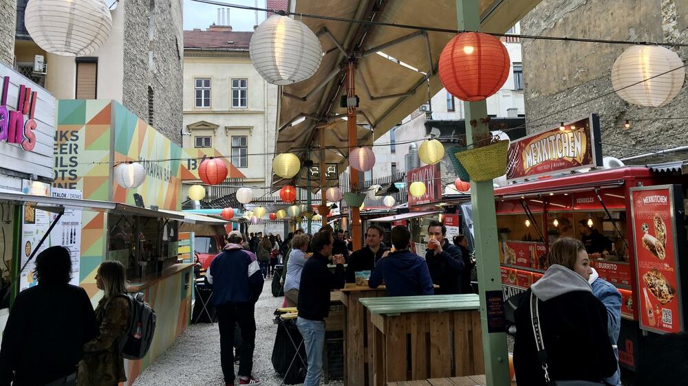 <p>To što posjetioci očekuju od Beča izdašnije nudi Pešta - bečke kafane svjetskog ranga. Raskošni bulevari, smjele građevine, mladenačke ulice, pijaca koja je građena kao katedralna crkva. Dunavski mostovi koji pričaju priče</p>
