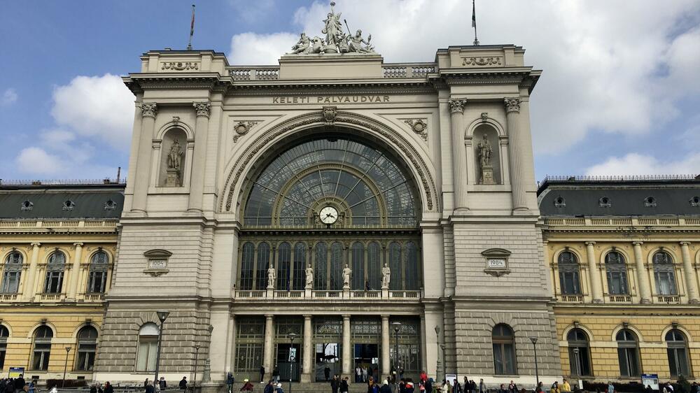 <p>To što posjetioci očekuju od Beča izdašnije nudi Pešta - bečke kafane svjetskog ranga. Raskošni bulevari, smjele građevine, mladenačke ulice, pijaca koja je građena kao katedralna crkva. Dunavski mostovi koji pričaju priče</p>