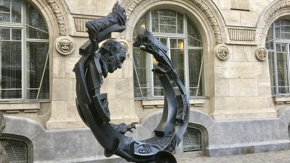 <p>To što posjetioci očekuju od Beča izdašnije nudi Pešta - bečke kafane svjetskog ranga. Raskošni bulevari, smjele građevine, mladenačke ulice, pijaca koja je građena kao katedralna crkva. Dunavski mostovi koji pričaju priče</p>