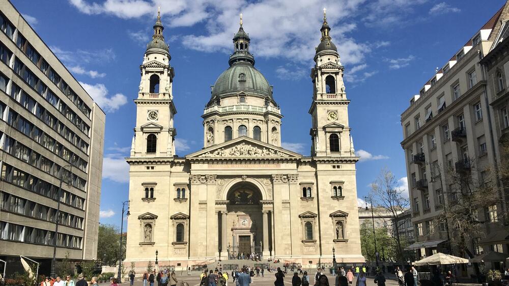 <p>To što posjetioci očekuju od Beča izdašnije nudi Pešta - bečke kafane svjetskog ranga. Raskošni bulevari, smjele građevine, mladenačke ulice, pijaca koja je građena kao katedralna crkva. Dunavski mostovi koji pričaju priče</p>