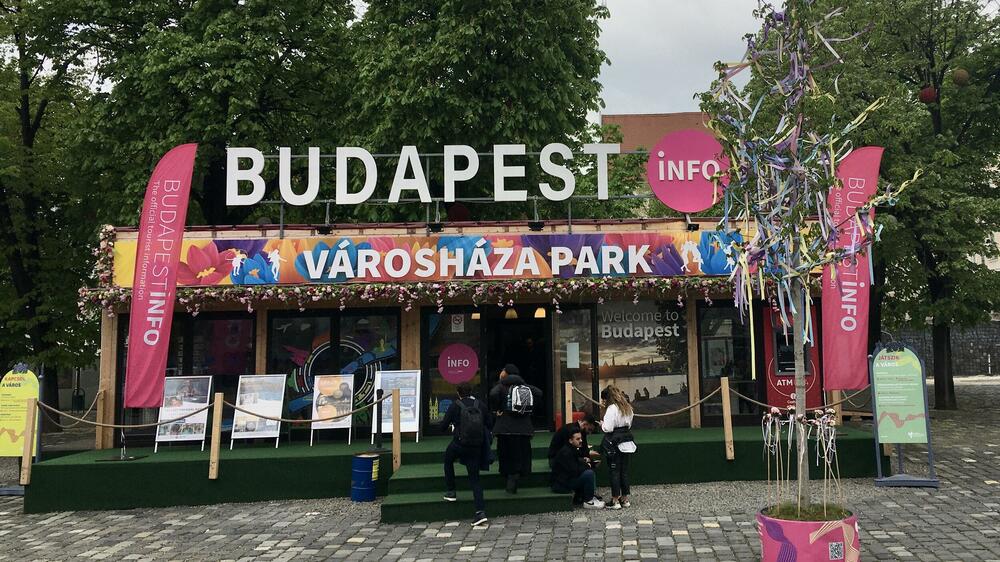 <p>To što posjetioci očekuju od Beča izdašnije nudi Pešta - bečke kafane svjetskog ranga. Raskošni bulevari, smjele građevine, mladenačke ulice, pijaca koja je građena kao katedralna crkva. Dunavski mostovi koji pričaju priče</p>