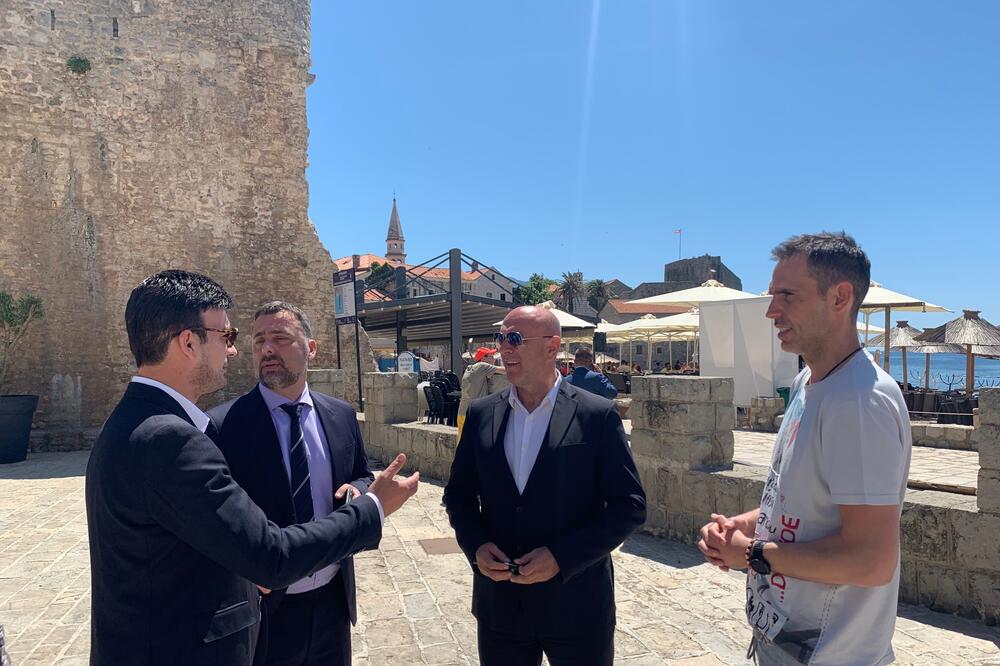 Savjetnik predsjednika Opštine Budva Nikola Jovanović, Đurović, predsjednik Opštine Budva Marko Carević i Kovačević, Foto: Vuk Lajović