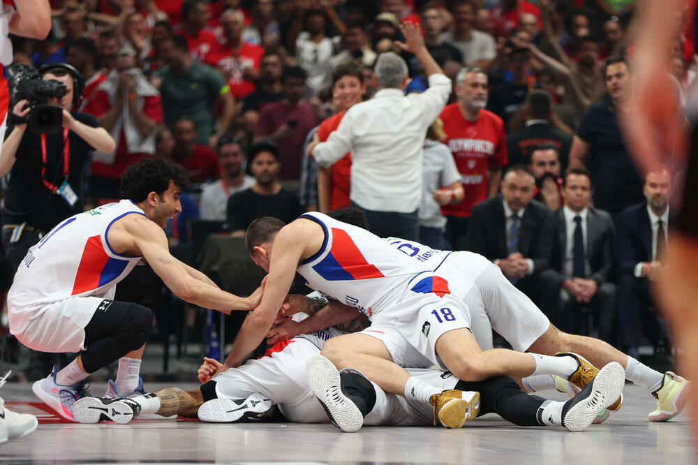 Košarkaši Efesa nakon pobjede nad Olimpijakosom, Foto: Reuters