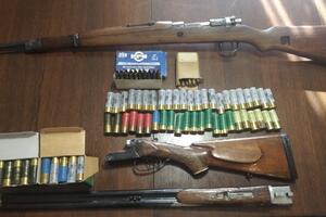 UP: U stanu u Tuzima pronađene dvije puške, patroni od lovačke...