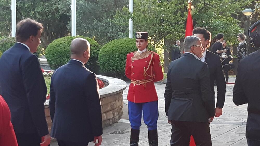 <p>"Želim da se Crne Gore sjetimo češće i da ljubav prema njoj iskazujemo svakodnevno - plaćajući porez, čuvajući okolinu i njeno bogatstvo", kazao je premijer</p>