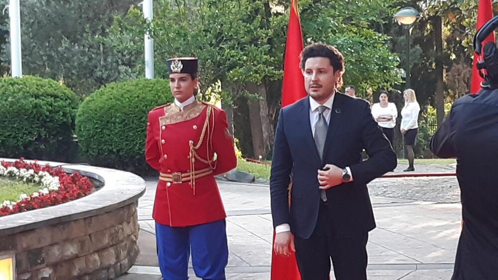 <p>"Želim da se Crne Gore sjetimo češće i da ljubav prema njoj iskazujemo svakodnevno - plaćajući porez, čuvajući okolinu i njeno bogatstvo", kazao je premijer</p>