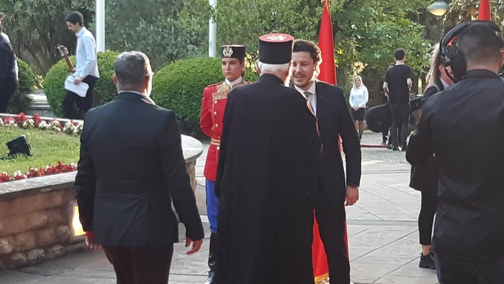 <p>"Želim da se Crne Gore sjetimo češće i da ljubav prema njoj iskazujemo svakodnevno - plaćajući porez, čuvajući okolinu i njeno bogatstvo", kazao je premijer</p>