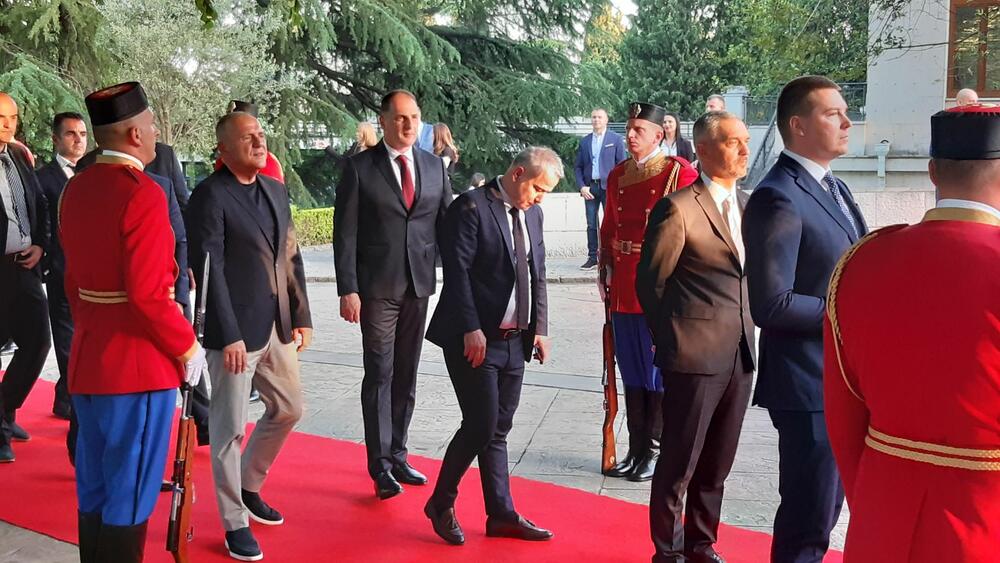 <p>"Želim da se Crne Gore sjetimo češće i da ljubav prema njoj iskazujemo svakodnevno - plaćajući porez, čuvajući okolinu i njeno bogatstvo", kazao je premijer</p>