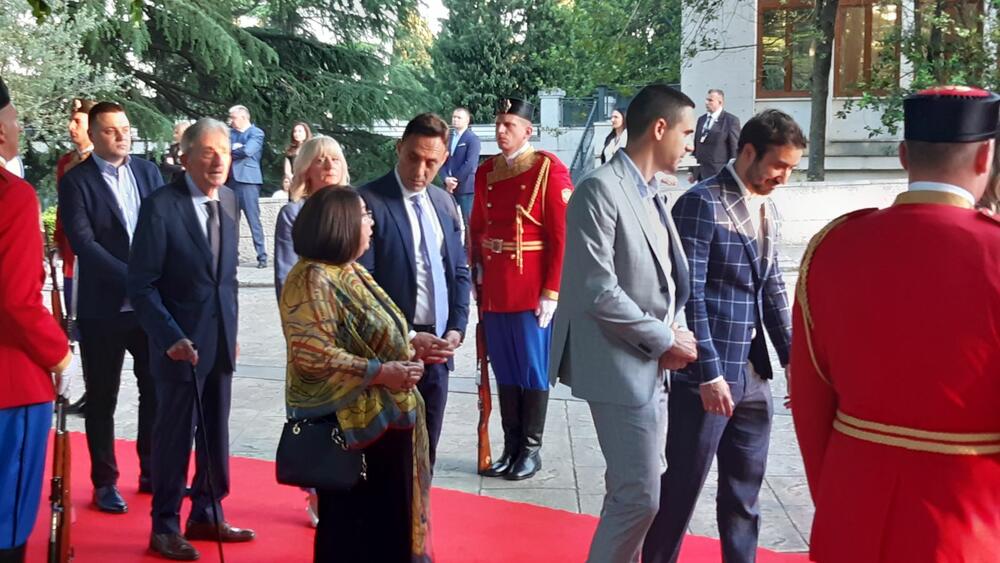 <p>"Želim da se Crne Gore sjetimo češće i da ljubav prema njoj iskazujemo svakodnevno - plaćajući porez, čuvajući okolinu i njeno bogatstvo", kazao je premijer</p>