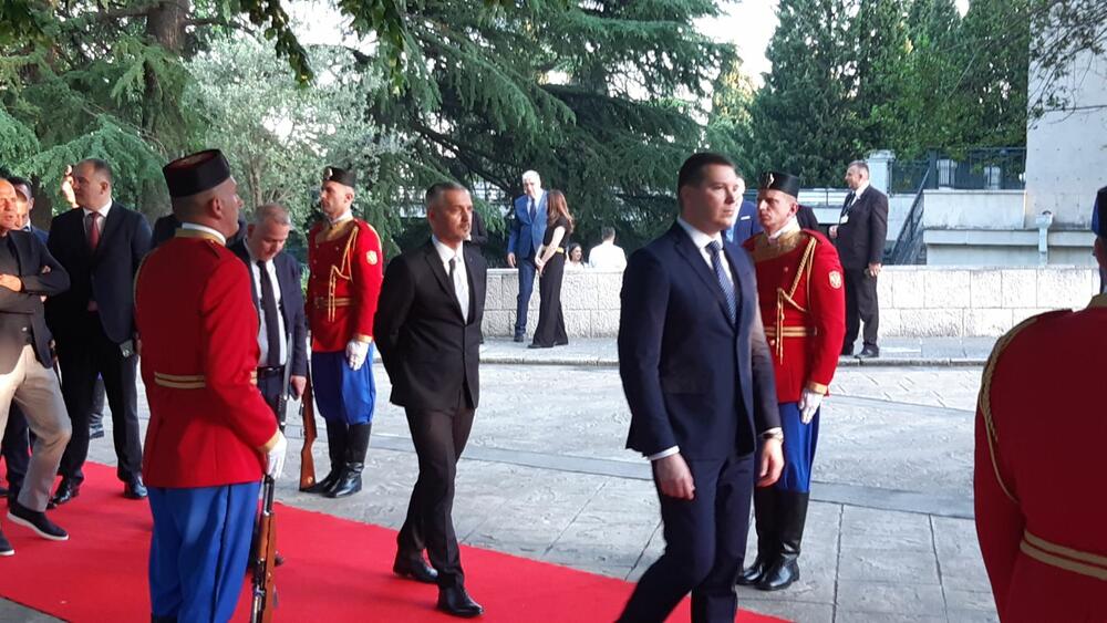 <p>"Želim da se Crne Gore sjetimo češće i da ljubav prema njoj iskazujemo svakodnevno - plaćajući porez, čuvajući okolinu i njeno bogatstvo", kazao je premijer</p>