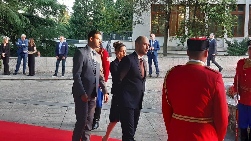 <p>"Želim da se Crne Gore sjetimo češće i da ljubav prema njoj iskazujemo svakodnevno - plaćajući porez, čuvajući okolinu i njeno bogatstvo", kazao je premijer</p>