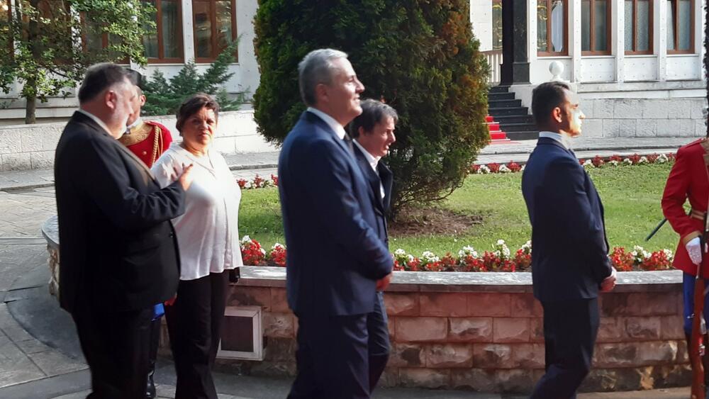 <p>"Želim da se Crne Gore sjetimo češće i da ljubav prema njoj iskazujemo svakodnevno - plaćajući porez, čuvajući okolinu i njeno bogatstvo", kazao je premijer</p>