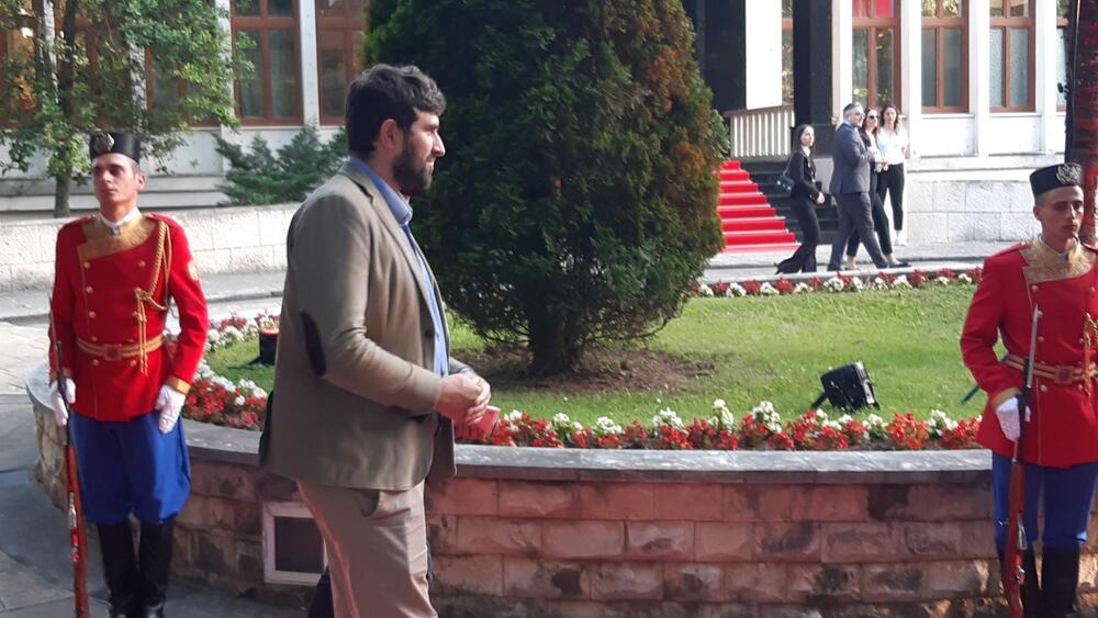 <p>"Želim da se Crne Gore sjetimo češće i da ljubav prema njoj iskazujemo svakodnevno - plaćajući porez, čuvajući okolinu i njeno bogatstvo", kazao je premijer</p>