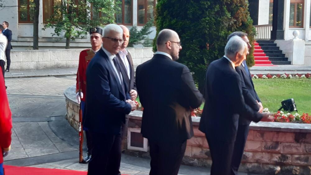 <p>"Želim da se Crne Gore sjetimo češće i da ljubav prema njoj iskazujemo svakodnevno - plaćajući porez, čuvajući okolinu i njeno bogatstvo", kazao je premijer</p>