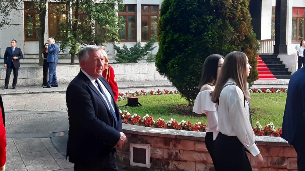 <p>"Želim da se Crne Gore sjetimo češće i da ljubav prema njoj iskazujemo svakodnevno - plaćajući porez, čuvajući okolinu i njeno bogatstvo", kazao je premijer</p>