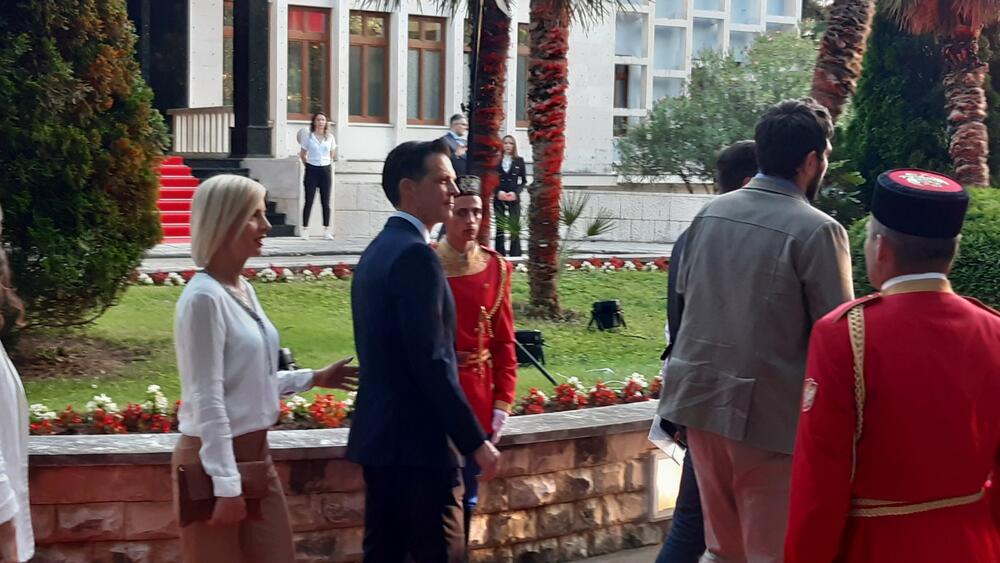 <p>"Želim da se Crne Gore sjetimo češće i da ljubav prema njoj iskazujemo svakodnevno - plaćajući porez, čuvajući okolinu i njeno bogatstvo", kazao je premijer</p>