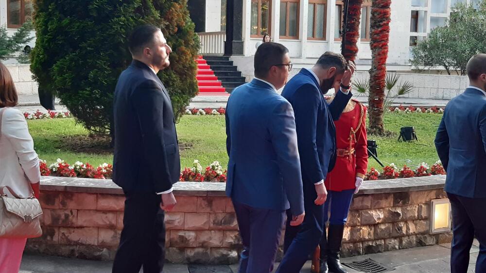 <p>"Želim da se Crne Gore sjetimo češće i da ljubav prema njoj iskazujemo svakodnevno - plaćajući porez, čuvajući okolinu i njeno bogatstvo", kazao je premijer</p>