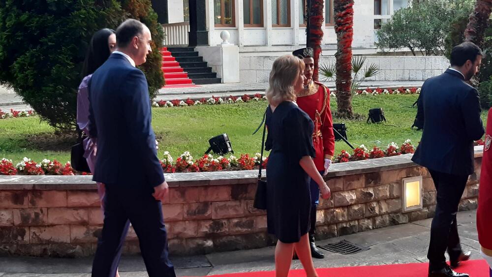 <p>"Želim da se Crne Gore sjetimo češće i da ljubav prema njoj iskazujemo svakodnevno - plaćajući porez, čuvajući okolinu i njeno bogatstvo", kazao je premijer</p>