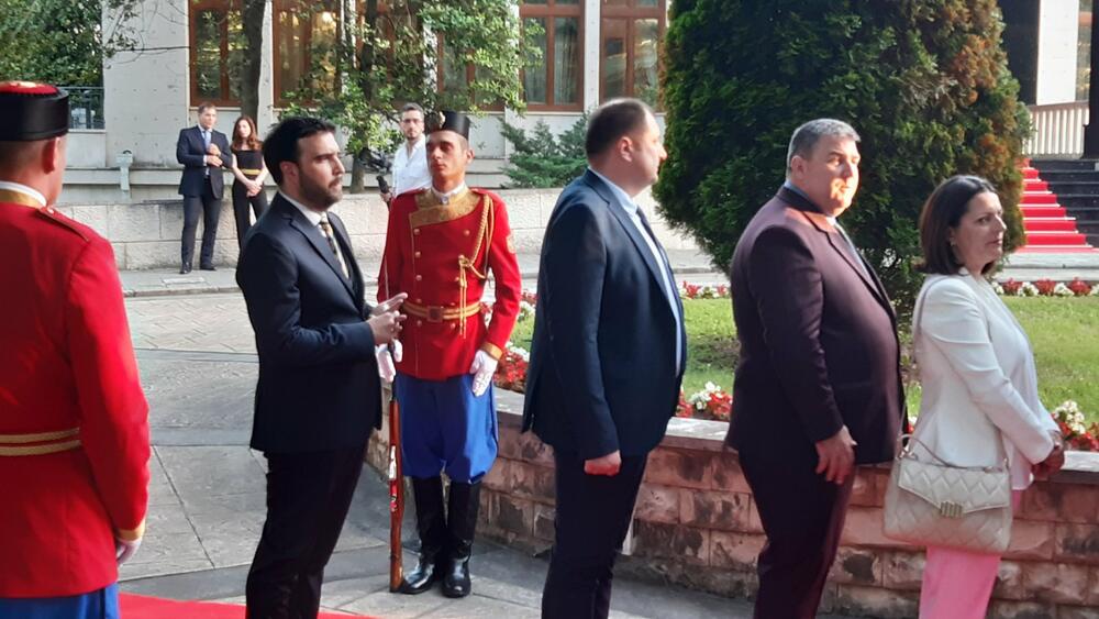 <p>"Želim da se Crne Gore sjetimo češće i da ljubav prema njoj iskazujemo svakodnevno - plaćajući porez, čuvajući okolinu i njeno bogatstvo", kazao je premijer</p>