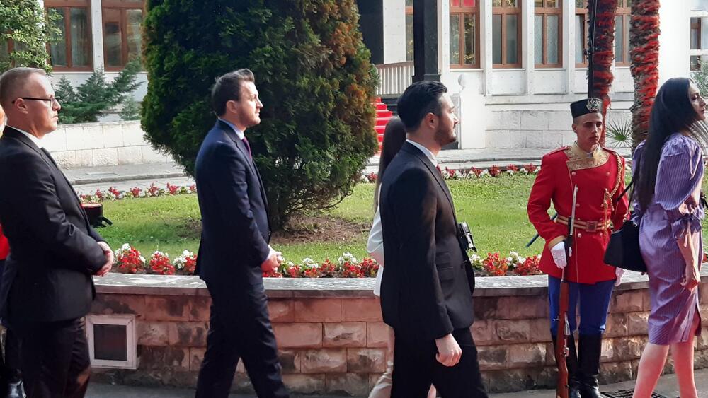 <p>"Želim da se Crne Gore sjetimo češće i da ljubav prema njoj iskazujemo svakodnevno - plaćajući porez, čuvajući okolinu i njeno bogatstvo", kazao je premijer</p>