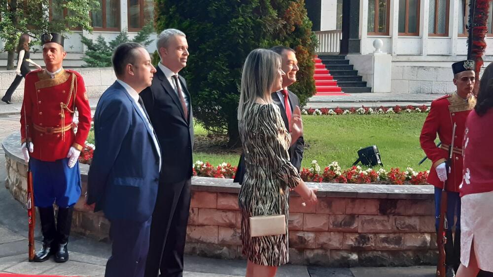 <p>"Želim da se Crne Gore sjetimo češće i da ljubav prema njoj iskazujemo svakodnevno - plaćajući porez, čuvajući okolinu i njeno bogatstvo", kazao je premijer</p>