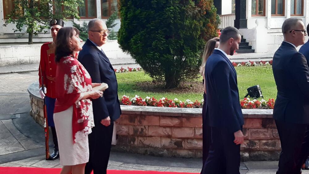 <p>"Želim da se Crne Gore sjetimo češće i da ljubav prema njoj iskazujemo svakodnevno - plaćajući porez, čuvajući okolinu i njeno bogatstvo", kazao je premijer</p>