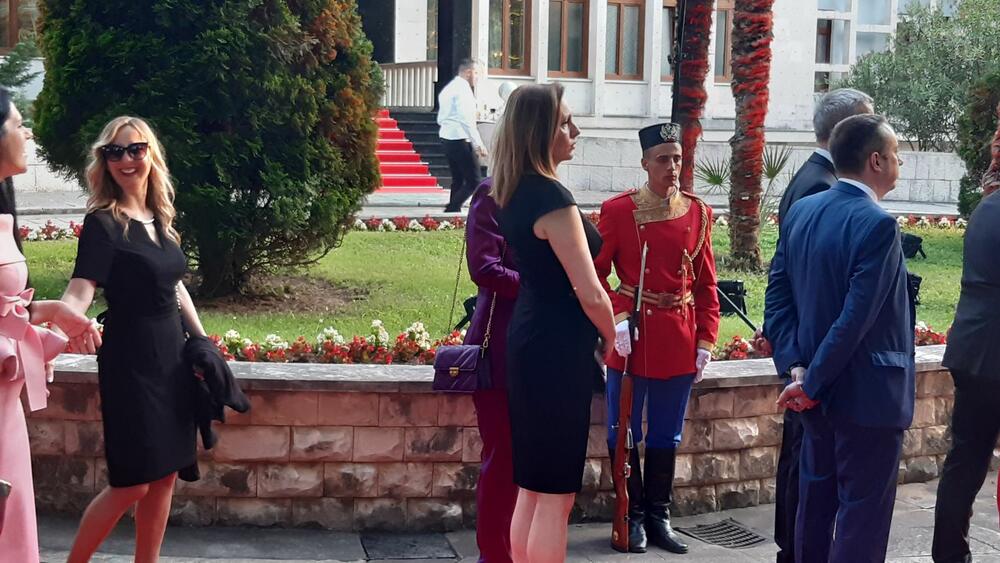 <p>"Želim da se Crne Gore sjetimo češće i da ljubav prema njoj iskazujemo svakodnevno - plaćajući porez, čuvajući okolinu i njeno bogatstvo", kazao je premijer</p>