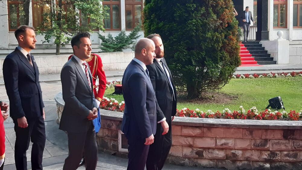 <p>"Želim da se Crne Gore sjetimo češće i da ljubav prema njoj iskazujemo svakodnevno - plaćajući porez, čuvajući okolinu i njeno bogatstvo", kazao je premijer</p>