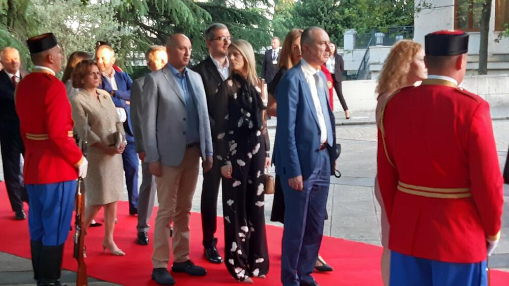 <p>"Želim da se Crne Gore sjetimo češće i da ljubav prema njoj iskazujemo svakodnevno - plaćajući porez, čuvajući okolinu i njeno bogatstvo", kazao je premijer</p>