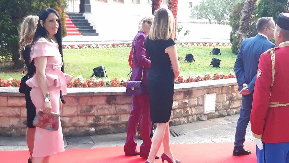 <p>"Želim da se Crne Gore sjetimo češće i da ljubav prema njoj iskazujemo svakodnevno - plaćajući porez, čuvajući okolinu i njeno bogatstvo", kazao je premijer</p>