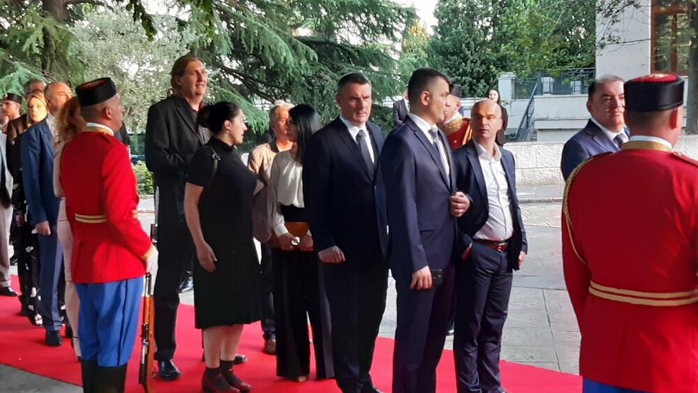 <p>"Želim da se Crne Gore sjetimo češće i da ljubav prema njoj iskazujemo svakodnevno - plaćajući porez, čuvajući okolinu i njeno bogatstvo", kazao je premijer</p>