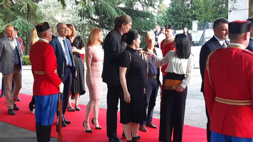 <p>"Želim da se Crne Gore sjetimo češće i da ljubav prema njoj iskazujemo svakodnevno - plaćajući porez, čuvajući okolinu i njeno bogatstvo", kazao je premijer</p>