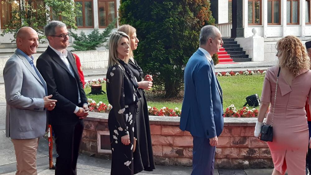 <p>"Želim da se Crne Gore sjetimo češće i da ljubav prema njoj iskazujemo svakodnevno - plaćajući porez, čuvajući okolinu i njeno bogatstvo", kazao je premijer</p>