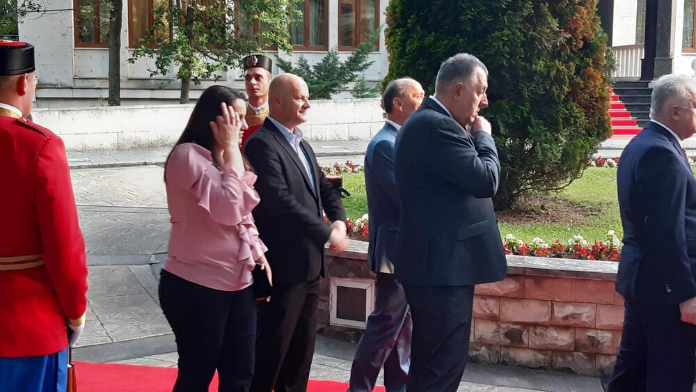 <p>"Želim da se Crne Gore sjetimo češće i da ljubav prema njoj iskazujemo svakodnevno - plaćajući porez, čuvajući okolinu i njeno bogatstvo", kazao je premijer</p>