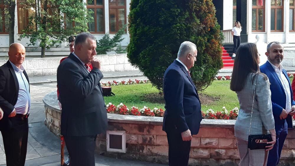 <p>"Želim da se Crne Gore sjetimo češće i da ljubav prema njoj iskazujemo svakodnevno - plaćajući porez, čuvajući okolinu i njeno bogatstvo", kazao je premijer</p>