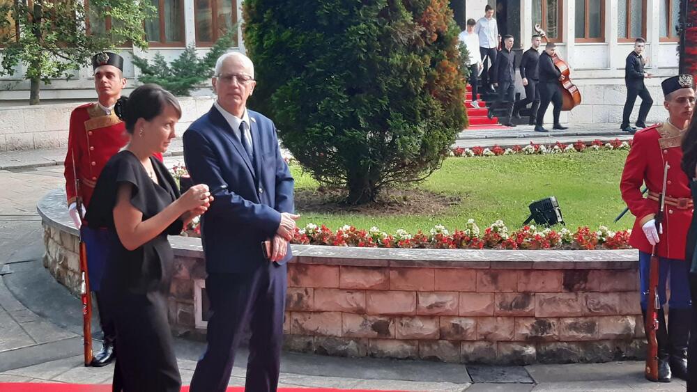 <p>"Želim da se Crne Gore sjetimo češće i da ljubav prema njoj iskazujemo svakodnevno - plaćajući porez, čuvajući okolinu i njeno bogatstvo", kazao je premijer</p>