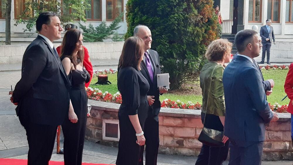 <p>"Želim da se Crne Gore sjetimo češće i da ljubav prema njoj iskazujemo svakodnevno - plaćajući porez, čuvajući okolinu i njeno bogatstvo", kazao je premijer</p>